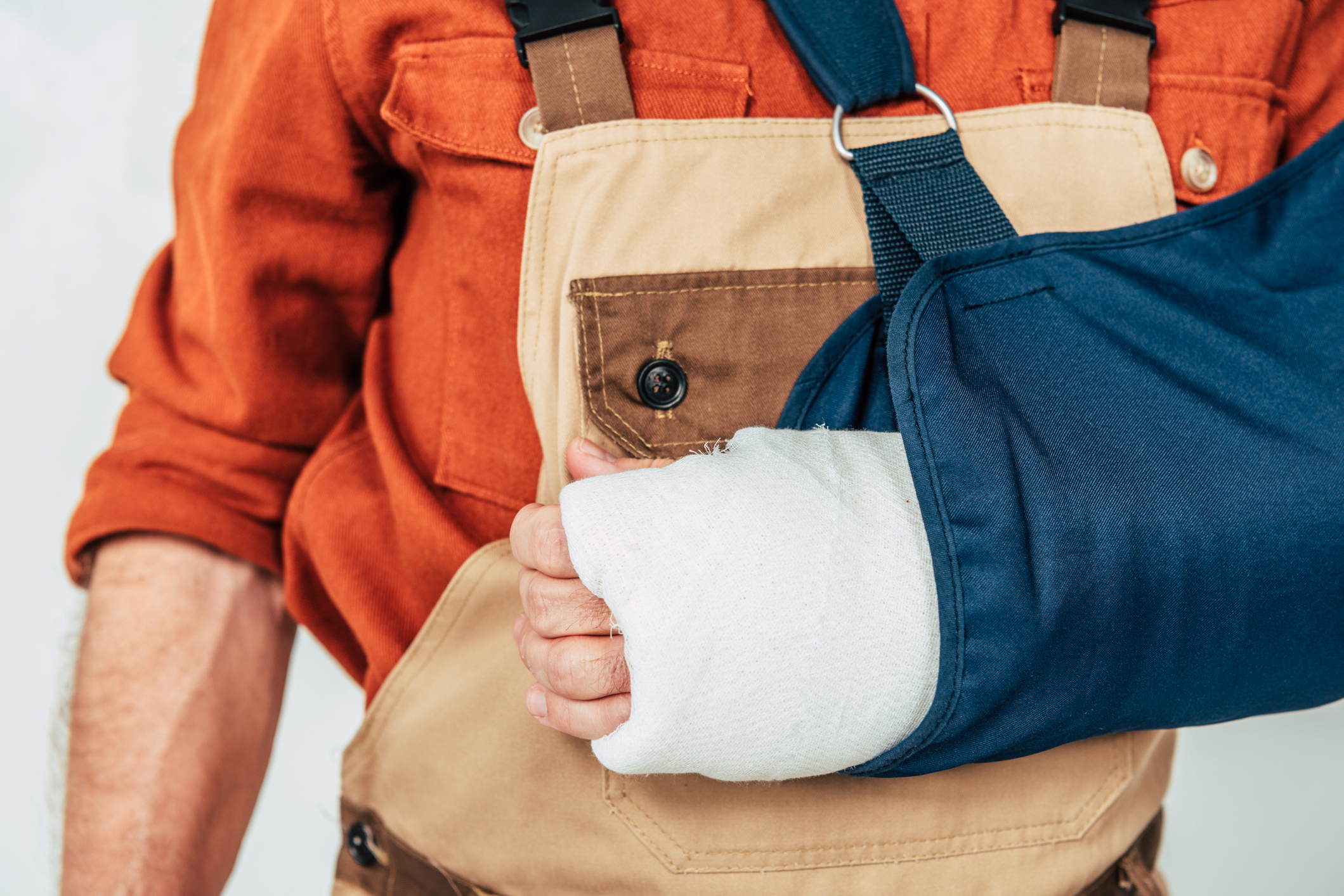 worker with arm in cast