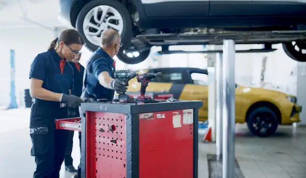 mechanics-at-toolbox - KPA safety